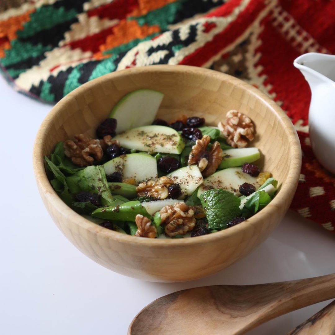 طريقة عمل سلطة التفاح والجرجير وعين الجمل