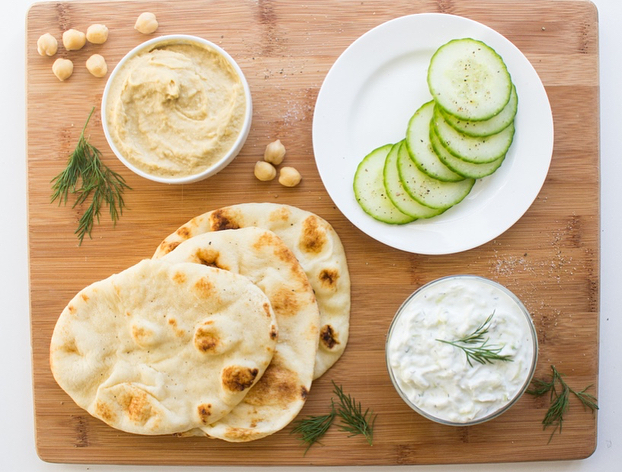 طريقة عمل متبل الحمص بصوص يوناني